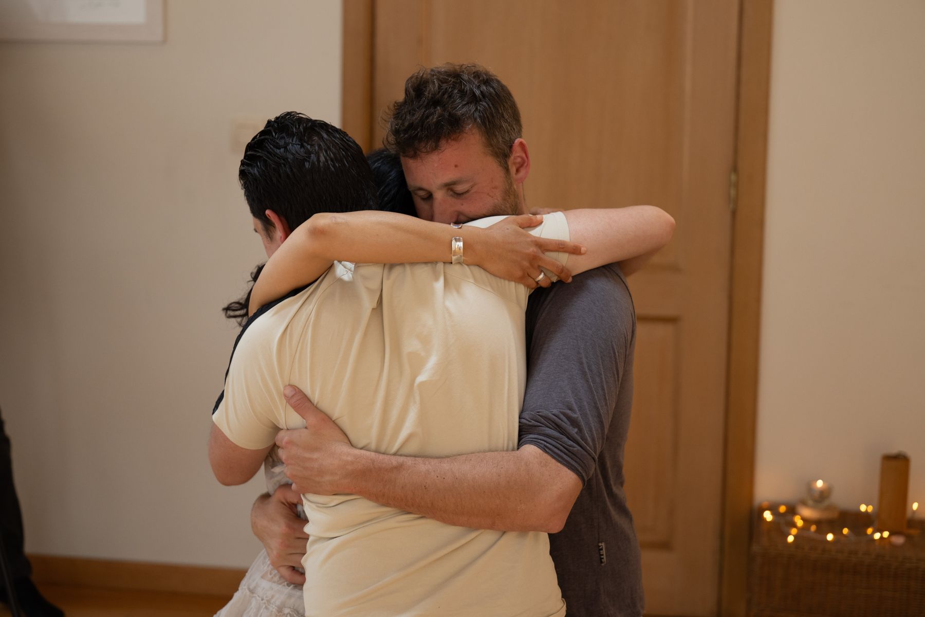 Deux participant·es dans une étreinte