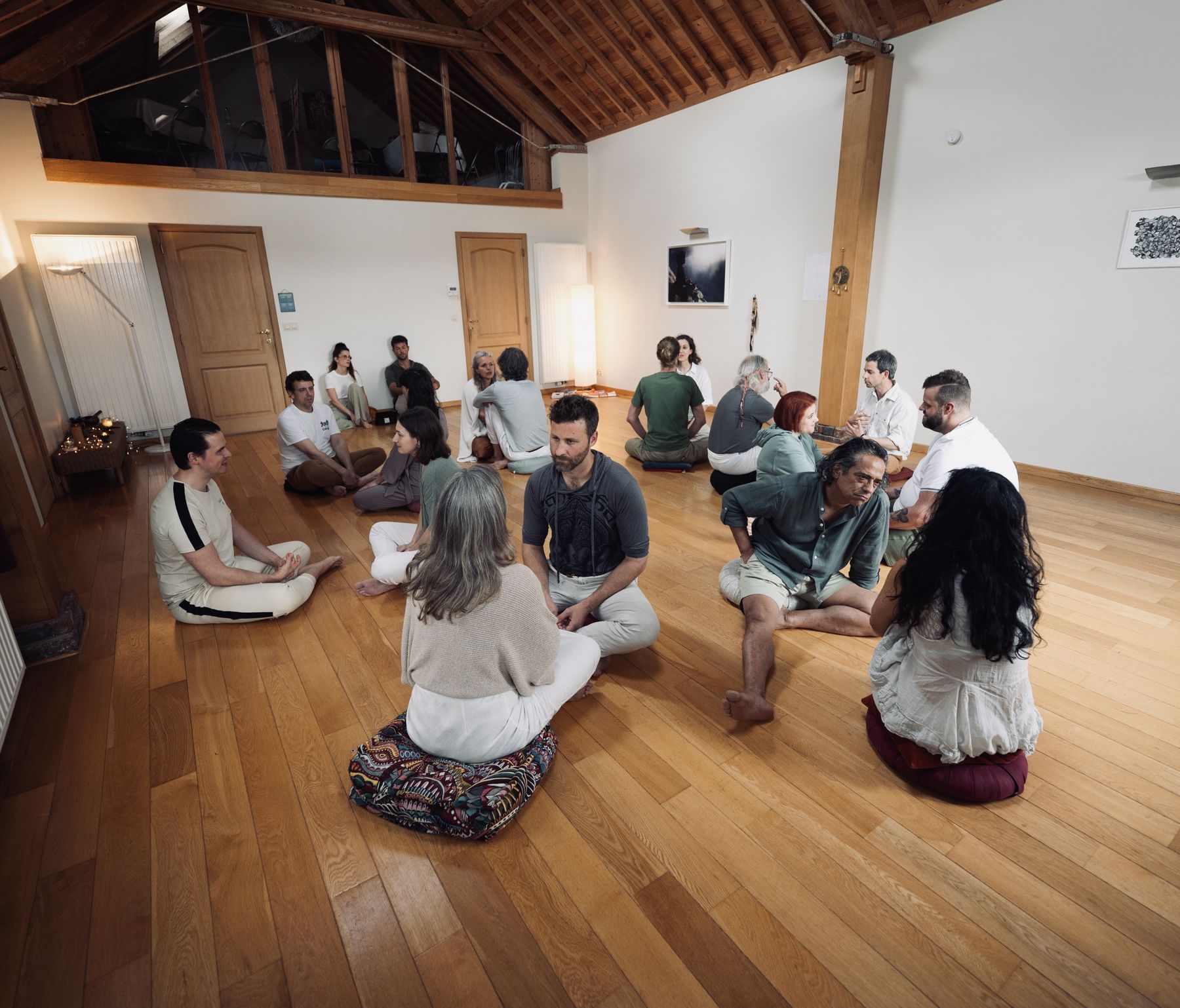 Le groupe assis en cercle dans une grande salle lumineuse