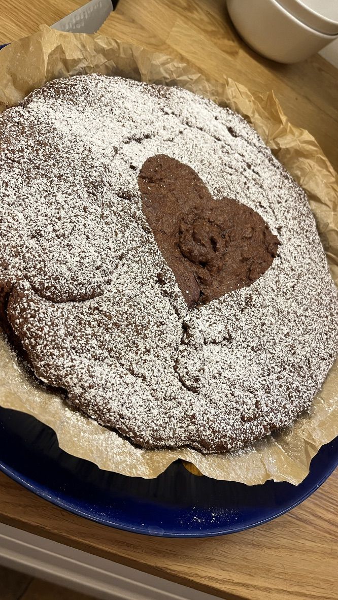 Un gâteau au chocolat décoré d'un cœur