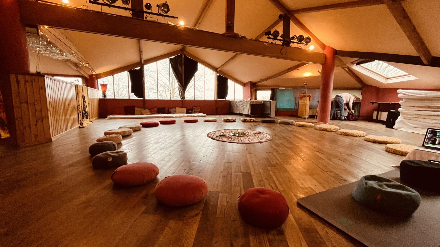 La grande salle de pratique de la Ferme de Vévy Wéron, coussins disposés en cercle