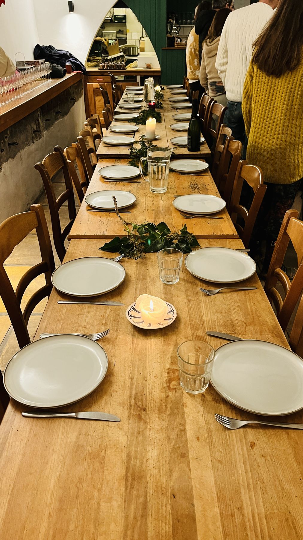 La longue table dressée pour le repas partagé